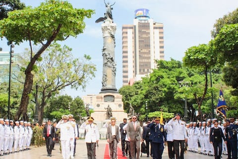 Vicepresidenta María José Pinto rinde homenaje a la independencia de Guayaquil con una ofenda floral