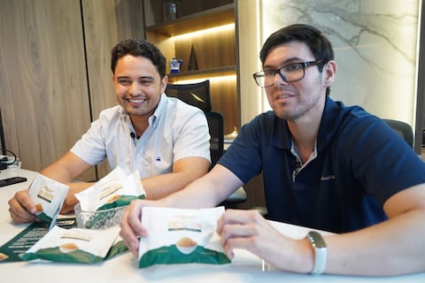 Dos primos convirtieron el cocolón en ‘snack’ y ya proyectan su exportación y tienen en mente otro producto