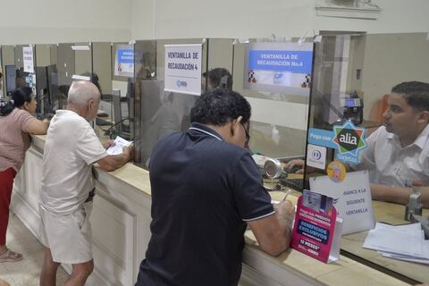 ‘Pensé que al dejar de arrendar ya no debía pagar’: usuarios de Guayaquil con dudas sobre pago de patente acuden a las ventanillas municipales