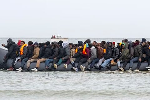 El ‘cheque de salida’ de 1.000 libras: la inusual estrategia británica para incentivar la marcha voluntaria de miles de inmigrantes