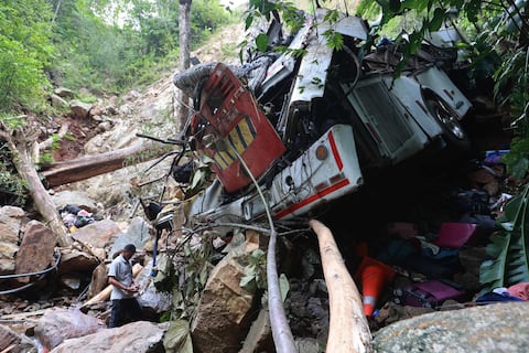 Microsueño y oscuridad, posibles causas de caída de bus a abismo que dejó 17 muertos en Colombia