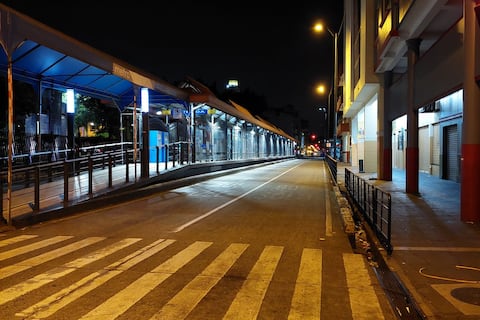 Locales y espacios públicos de Guayaquil cerraron más temprano este domingo