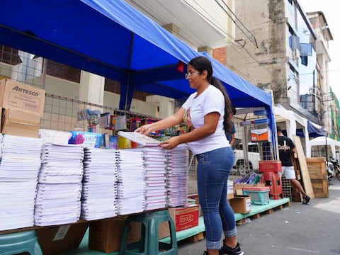 Corredores escolares en el centro de Guayaquil inician con organización de carpas y precios desde $0,10