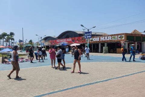 ‘Esperamos tener un feriado bonito, vamos a disfrutar’: Manabí y Esmeraldas se llenan de turistas en el primer día de asueto