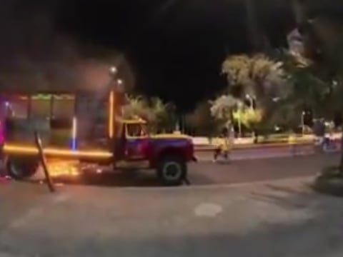 Incendio de una chiva en Quito durante los festejos por los 491 años de fundación