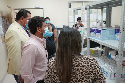 Ministros de Salud y Gobierno recorrieron hospitales de Guayaquil