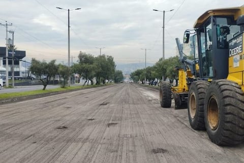 Quito reactiva 32 frentes viales tras 38 días sin asfalto