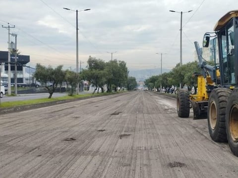 Quito reactiva 32 frentes viales tras 38 días sin asfalto