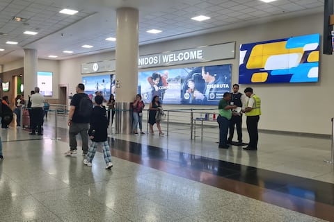 Pasajeros acudieron al aeropuerto de Guayaquil a consultar el estado de sus vuelos a Nueva York por el temporal invernal en EE. UU.