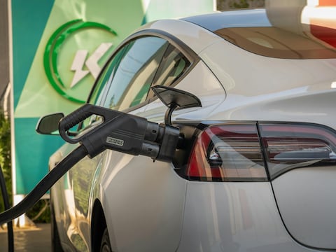 Alza en el precio de la gasolina impulsa el interés por vehículos eléctricos en EE. UU.