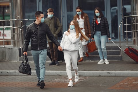 Tres muertes y más de 80 casos confirmados en Nueva York: Estos son los síntomas de la bacteria que se propaga en torres de refrigeración, duchas y jacuzzis