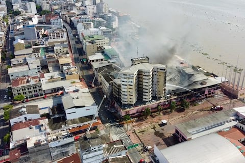 Labores de control de incendio en edificio Multicentro siguen desde varios frentes con carros escalera: así se observa desde el aire