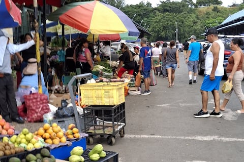 Comerciantes del mercado de Montebello acomodan sus rutinas con el toque de queda vigente desde este 3 de mayo