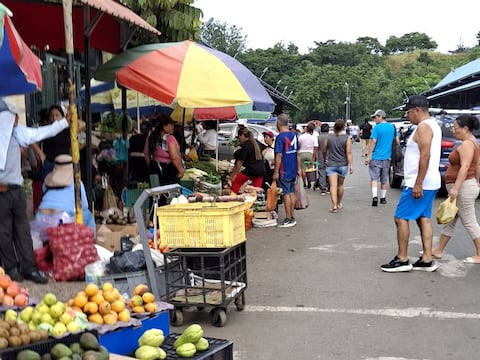 Comerciantes del mercado de Montebello acomodan sus rutinas con el toque de queda vigente desde este 3 de mayo