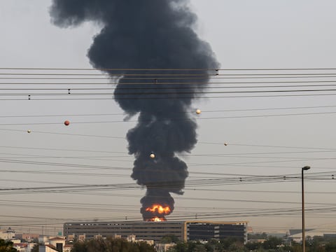 Emiratos Árabes Unidos cierra su espacio aéreo debido a una nueva ola de ataques iraníes