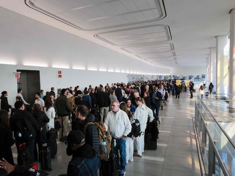 Las colas en los aeropuertos de EE. UU. persisten pese al despliegue del ICE para reducir los tiempos de espera