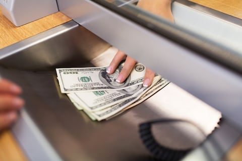 Migrantes ecuatorianos en España ya no pagarán comisiones por envíos de dinero al Ecuador