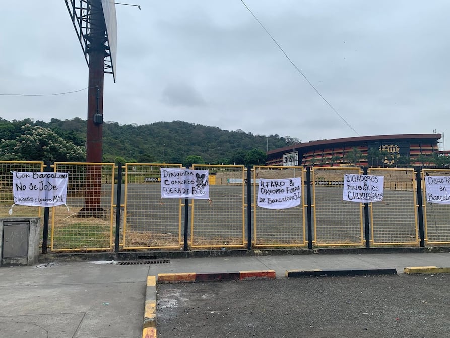 ‘Con Barcelona SC no se j...’: aparecen carteles de protesta en el exterior del estadio torero