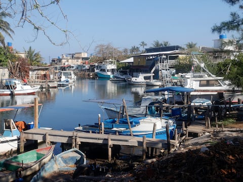 Gobierno cubano muestra 14 fusiles obtenidos de la lancha estadounidense