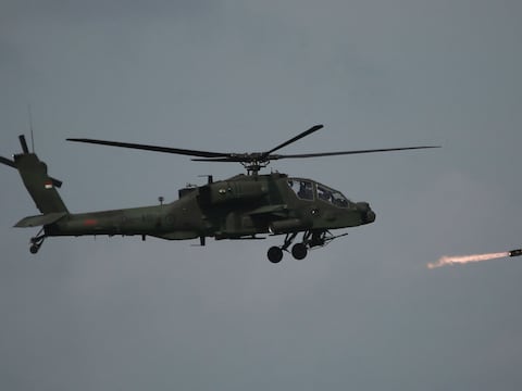 Helicóptero de ataque Apache: el arma mortal de Estados Unidos que dispara municiones antiblindaje y destruye drones en el aire