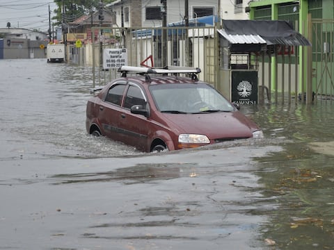 Treinta y siete sectores de Guayaquil amanecieron con acumulación de agua tras fuerte lluvia