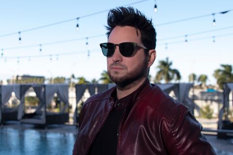 “Muchas veces la música no ha sido de dejar réditos económicos gigantes; hay épocas en que no hay contratos, en que los discos no se venden como antes”, indica el cantautor ecuatoriano Danilo Parra, sobre sus 20 años de carrera