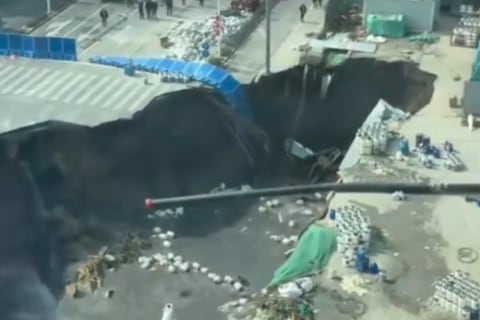Fuga en obra del metro de Shanghái provoca gigante socavón en zona de alto nivel de tránsito