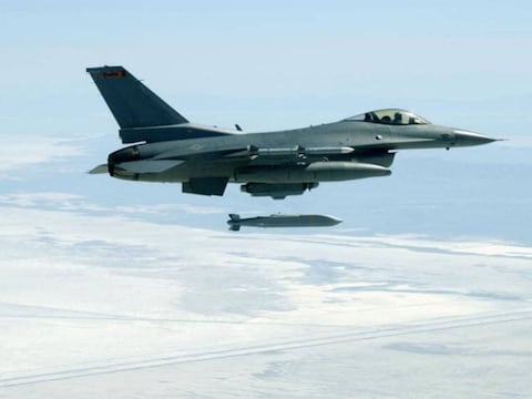 “Era como un globo con una cuerda colgando”: aviones F-16 en alerta salen a cazar objetos misteriosos sobre Nevada y California