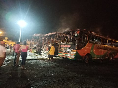 Hombres provocan incendio de tres buses de cooperativa en Montalvo, Los Ríos