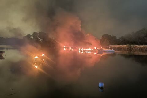 Queman embarcaciones y hallan restos humanos en Puerto Bolívar: “No podemos dormir tranquilos”, dicen pescadores