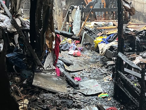 ‘Tengo dos hijos con discapacidad y lo hemos perdido todo’: incendio deja a una familia sin hogar al norte de Guayaquil