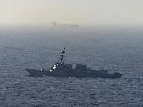 Irán lanza misiles contra fragata de EE. UU. como advertencia en el estrecho de Ormuz