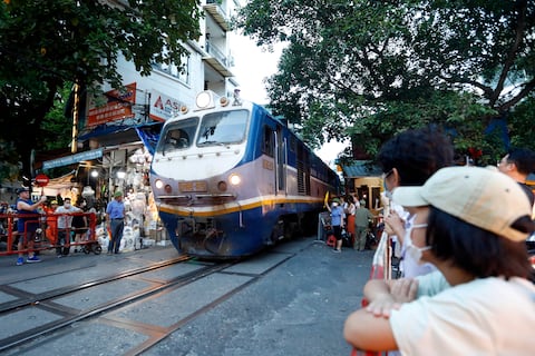 La calle del tren en Vietnam se mantiene ‘viva’ gracias a los turistas amantes de la adrenalina