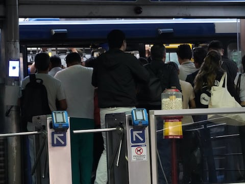 “Se ponen en las puertas y hacen taco para robar”: usuarios piden reforzar controles en estaciones de la Metrovía