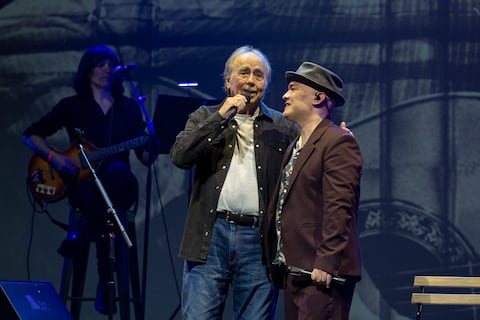 Joan Manuel Serrat interrumpe su retiro y vuelve al escenario como invitado, en Barcelona