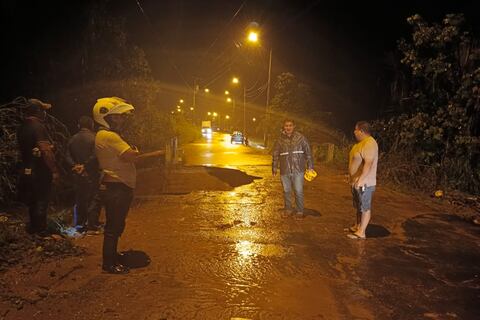 Puente colapsado, deslizamiento de tierra e inundaciones por fuerte aguacero registrado en El Oro