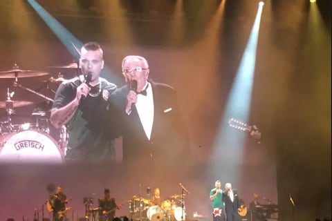 Robbie Williams y su padre, en el escenario