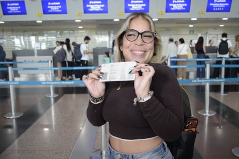 Decenas de fans de Shakira coparon los 18 vuelos programados este viernes de Guayaquil a Quito