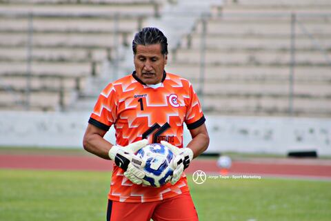 Exarquero de El Nacional debuta en la Segunda Categoría de Ecuador con 57 años