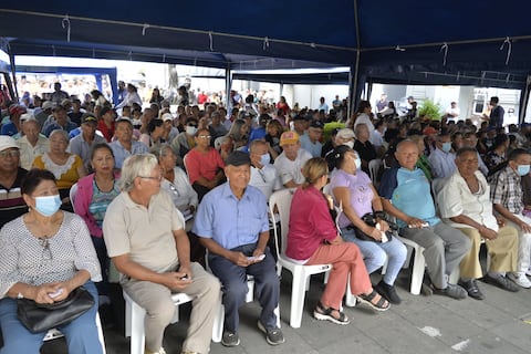 ‘Vine preparado para el tarjetazo, ponerme al día y pagar todo’: masiva afluencia de usuarios en Guayaquil por pago de prediales
