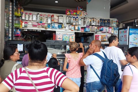 ‘Se cambió el viajecito y esa platita se fue para útiles y uniformes’: padres de familia aprovechan feriado para compras previas al inicio de clases