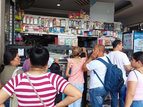 ‘Se cambió el viajecito y esa platita se fue para útiles y uniformes’: padres de familia aprovechan feriado para compras previas al inicio de clases