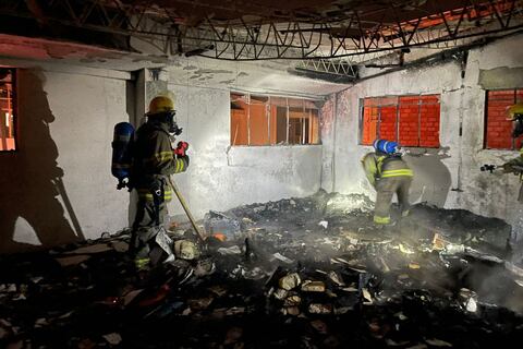 Trasladan a un lugar seguro a las 19 personas que vivían en orfanato incendiado en Loja