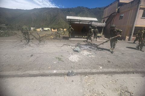 Cinco vías de Imbabura siguen con cierres mientras militares despejan rutas en otras tres provincias