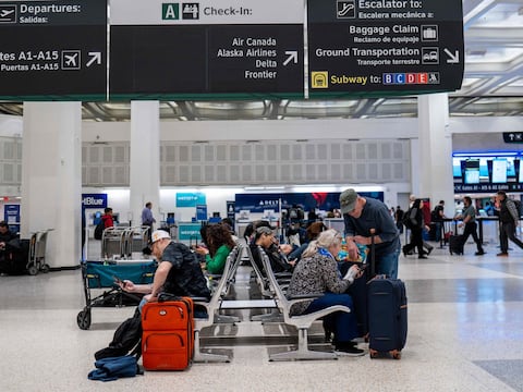 EE. UU. ordena reducción gradual de vuelos por ‘tensión en el sistema aéreo’