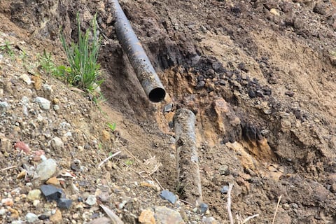 Deslizamiento deja sin agua a más de 16.000 habitantes en Cuenca