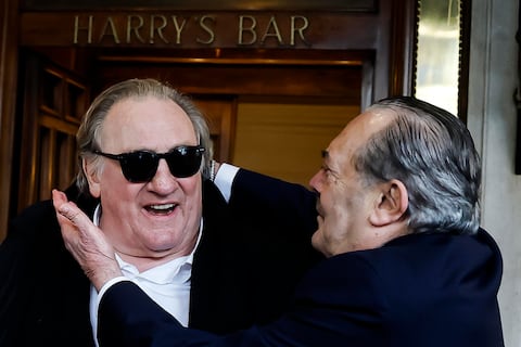 Gérard Depardieu es “perdonado” por el ‘rey de los paparazzi’, el fotógrafo italiano Rino Barillari, por atacarlo en un bar