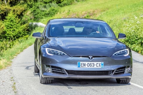 Coches eléctricos son seis veces más eficientes por esta razón: Científico alemán revela “límite físico” que condena al motor de combustión