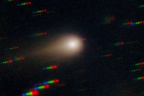 Avi Loeb, astrofísico de Harvard, revela sus últimas observaciones del cometa 3I/ATLAS: “es una nave alienígena con siete propulsores”