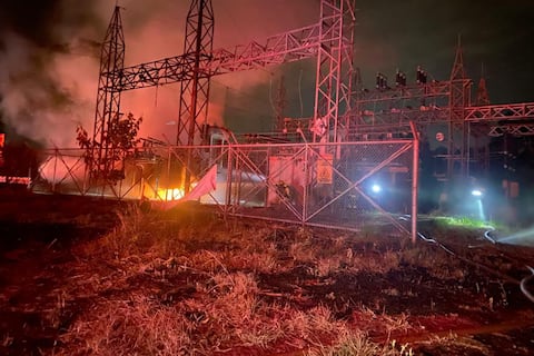 Bomberos controlaron incendio en subestación de Chongón: la emergencia provocó cortes de luz en sectores residenciales y comerciales